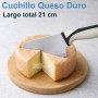 Cuchillo cortando un queso redondo